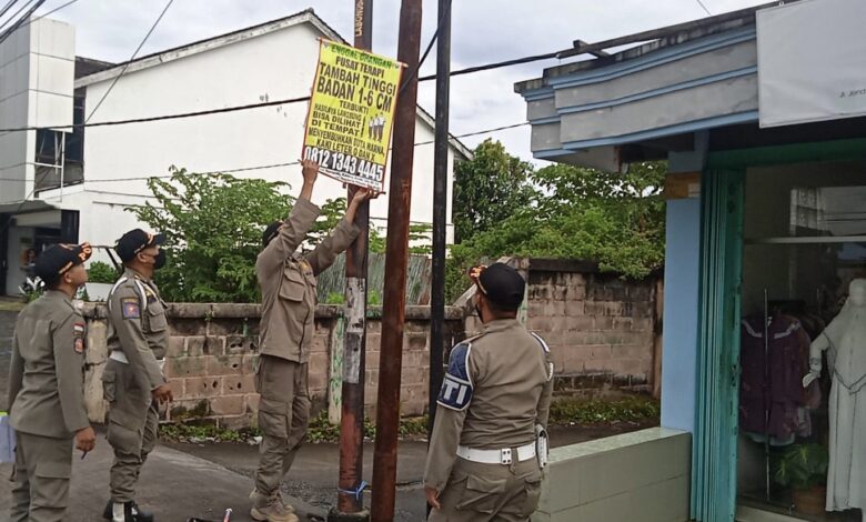 Satpol Pp Turunkan Spanduk Tak Sesuai Tempat Pemasangan Long Time 