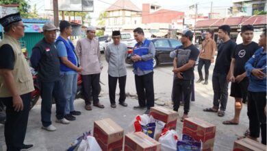 Bupati Kutim Ardiansyah Sulaiman, bersama Kadinsos Kutim, Ernata Hadi Sutijo dan perwakilan Baznas Kutim menyerahkan bantuan kepada warga