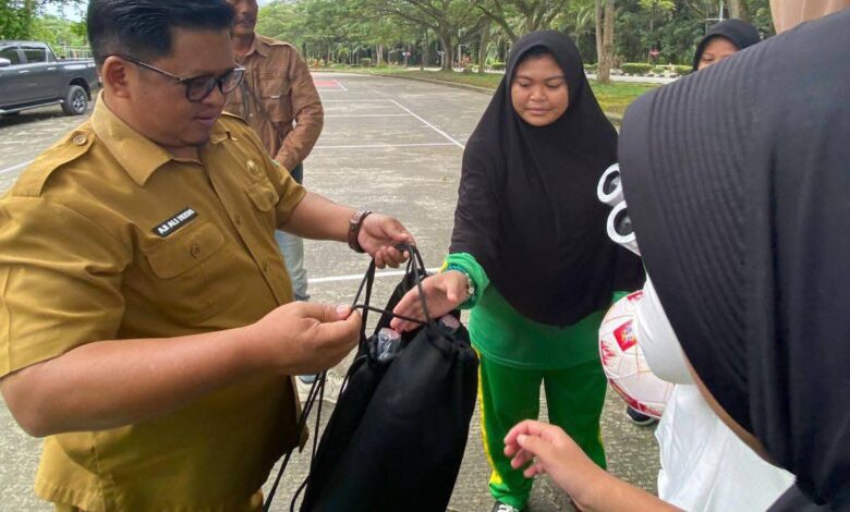 Dispora Kukar Salurkan Bantuan Sarana Olahraga ke Ponpes MTs Al Abqory Tenggarong